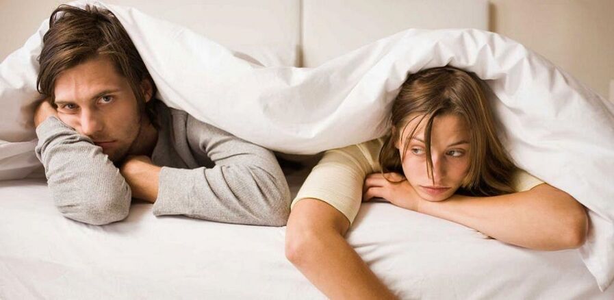 Femme et homme agacés avec une faible puissance.