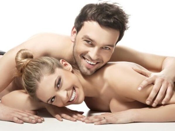 Femme heureuse avec un homme qui n'a aucun problème de pouvoir.