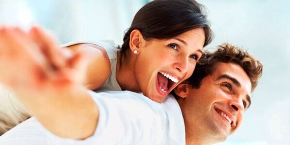 Femme heureuse et homme avec un plus grand pouvoir.