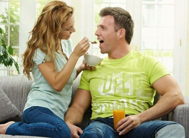 La femme donne à l'homme des produits pour augmenter sa puissance.