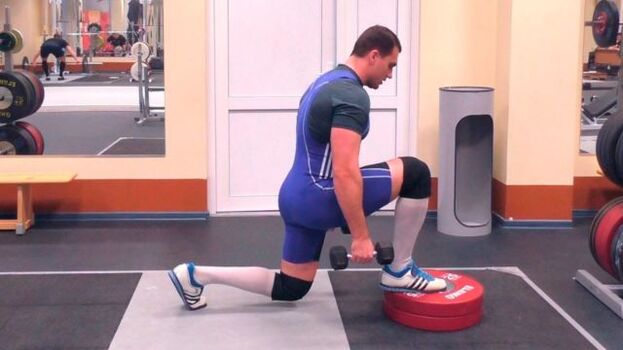 Exercice de fentes avec des haltères, augmentant la puissance masculine