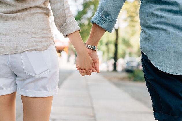 Un homme sans problèmes de puissance prend la main d'une femme.